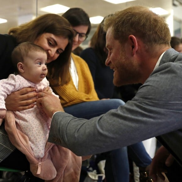Le prince Harry, duc de Sussex, assiste à un cours de danse classique lors de sa visite au centre YMCA South Ealing à Londres le 3 avril 2019.