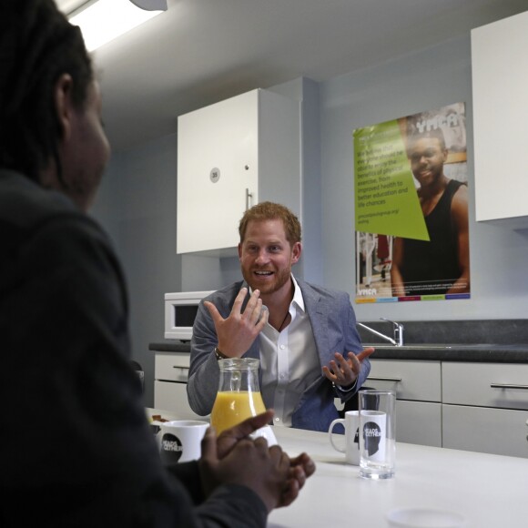 Le prince Harry, duc de Sussex, lors d'une réunion avec les acteurs de la santé mentale des adolescents et des jeunes adultes à Londres le 3 avril 2019.