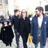 Mathieu Demy (fils de Agnès Varda), sa femme Joséphine Wister Faure et leurs deux enfants à la sortie de l'hommage à Agnès Varda dans la Cinémathèque française avant ses obsèques au cimetière du Montparnasse à Paris, France, le 2 avril 2019.