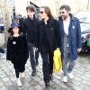 Mathieu Demy (fils de Agnès Varda), sa femme Joséphine Wister Faure et leurs deux enfants à la sortie de l'hommage à Agnès Varda dans la Cinémathèque française avant ses obsèques au cimetière du Montparnasse à Paris, France, le 2 avril 2019.