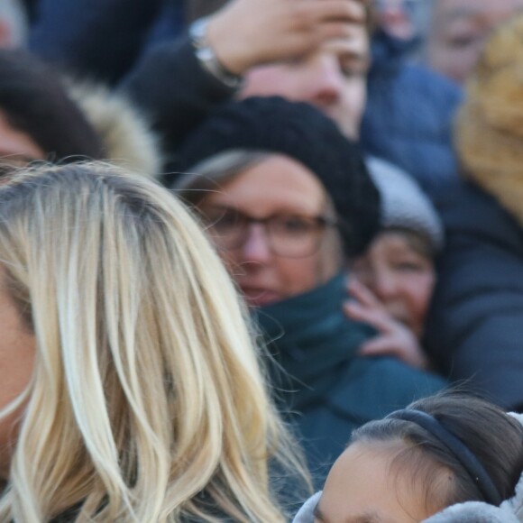 Hélène Darroze et sa fille Charlotte - Arrivée du convoi funéraire de la dépouille du chanteur Johnny Hallyday et des personnalités sur la place de La Madeleine à Paris. Le 9 décembre 2017 © CVS / Bestimage