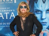 Amanda Lear en chemise (trop) transparente, face à la divine Estelle Lefébure