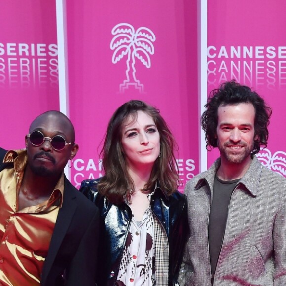 Cathy Verney, Athaya Mokonzi, Flora Fischbach, Romain Duris, Céline Sallette et Philippe Rebbot au photocall de la soirée d'ouverture de la 2e édition du "Canneséries" au palais des Festivals à Cannes, France, le 5 avril 2019. © Bruno Bébert/Bestimage