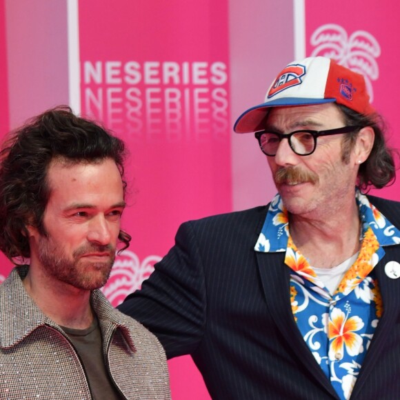 Philippe Rebbot et Romain Duris au photocall de la soirée d'ouverture de la 2e édition du "Canneséries" au palais des Festivals à Cannes, France, le 5 avril 2019. © Bruno Bébert/Bestimage