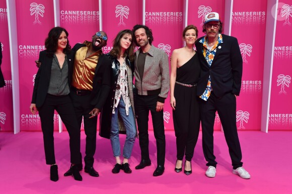 Cathy Verney, Athaya Mokonzi, Flora Fischbach, Romain Duris, Céline Sallette et Philippe Rebbot au photocall de la soirée d'ouverture de la 2e édition du "Canneséries" au palais des Festivals à Cannes, France, le 5 avril 2019. © Bruno Bébert/Bestimage