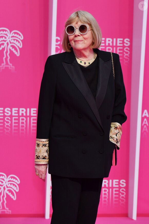 Dame Diana Rigg, récompensée par un award "Icon" pour l'ensemble de sa carrière au photocall de la soirée d'ouverture de la 2e édition du "Canneséries" au palais des Festivals à Cannes, France, le 5 avril 2019. © Bruno Bébert/Bestimage