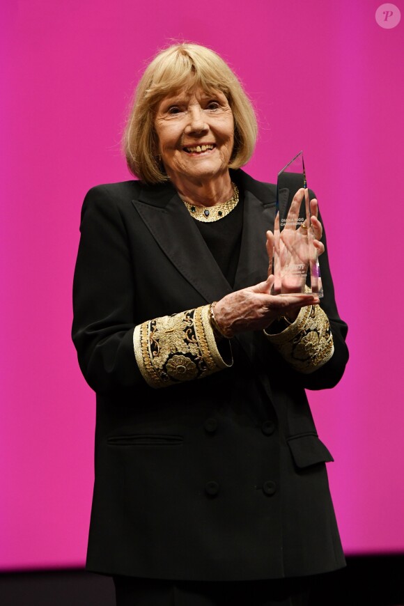 Dame Diana Rigg, récompensée par un award "Icon" pour l'ensemble de sa carrière, lSoirée d'ouverture de la 2e édition du "Canneséries" au palais des Festivals à Cannes, France, le 5 avril 2019. © Bruno Bebert/Bestimage