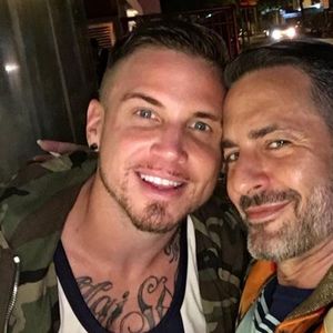 Marc Jacobs se rend au restaurant avec Char au Brésil, le 11 avril 2016
