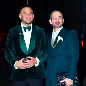 Marc Jacobs et son mari Char Defrancesco posent pour les photographes lors de leur soirée de mariage à New York. Les jeunes mariés sont parfaitement assortis et rayonnent, le 6 avril 2019.