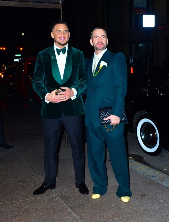 Marc Jacobs et son mari Char Defrancesco posent pour les photographes lors de leur soirée de mariage à New York. Les jeunes mariés sont parfaitement assortis et rayonnent, le 6 avril 2019.