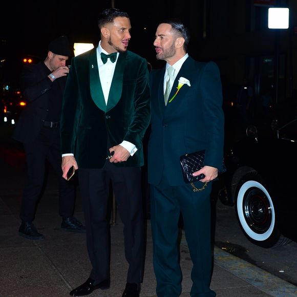 Marc Jacobs et son mari Char Defrancesco posent pour les photographes lors de leur soirée de mariage à New York. Les jeunes mariés sont parfaitement assortis et rayonnent, le 6 avril 2019.