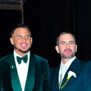 Marc Jacobs et son mari Char Defrancesco posent pour les photographes lors de leur soirée de mariage à New York. Les jeunes mariés sont parfaitement assortis et rayonnent, le 6 avril 2019.