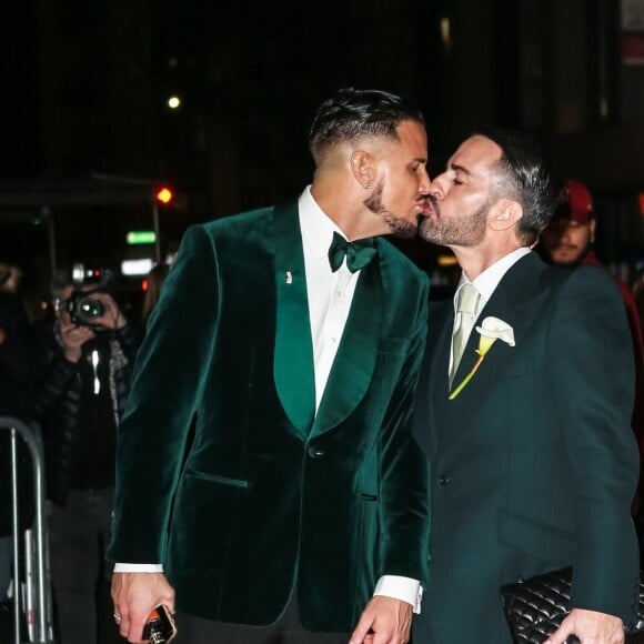 Marc Jacobs et son mari Char Defrancesco posent pour les photographes lors de leur soirée de mariage à New York. Les jeunes mariés sont parfaitement assortis et rayonnent, le 6 avril 2019.