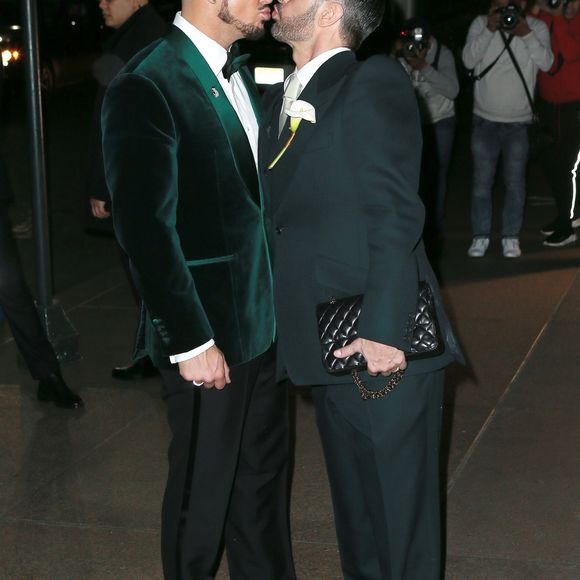 Marc Jacobs et son mari Char Defrancesco posent pour les photographes lors de leur soirée de mariage à New York. Les jeunes mariés sont parfaitement assortis et rayonnent, le 6 avril 2019.