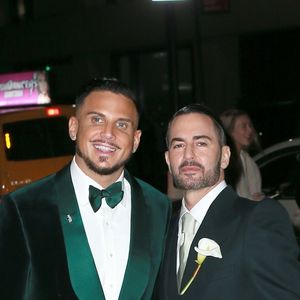 Marc Jacobs et son mari Char Defrancesco posent pour les photographes lors de leur soirée de mariage à New York. Les jeunes mariés sont parfaitement assortis et rayonnent, le 6 avril 2019.