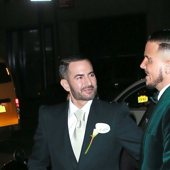 Marc Jacobs et son mari Char Defrancesco posent pour les photographes lors de leur soirée de mariage à New York. Les jeunes mariés sont parfaitement assortis et rayonnent, le 6 avril 2019.