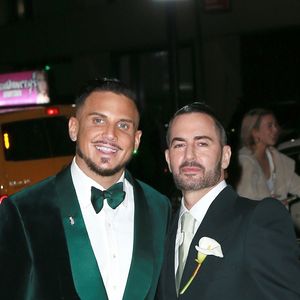 Marc Jacobs et son mari Char Defrancesco posent pour les photographes lors de leur soirée de mariage à New York. Les jeunes mariés sont parfaitement assortis et rayonnent, le 6 avril 2019.