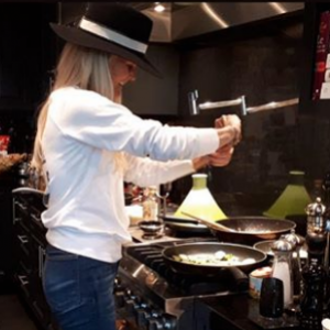 Laeticia Hallyday lors de sa soirée entre amis chez elle, à Los Angeles, le 6 avril 2019.