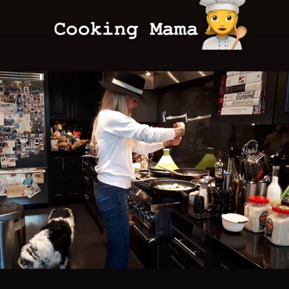 Laeticia Hallyday lors de sa soirée entre amis chez elle, à Los Angeles, le 6 avril 2019.