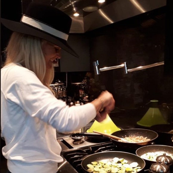 Laeticia Hallyday lors de sa soirée entre amis chez elle, à Los Angeles, le 6 avril 2019.