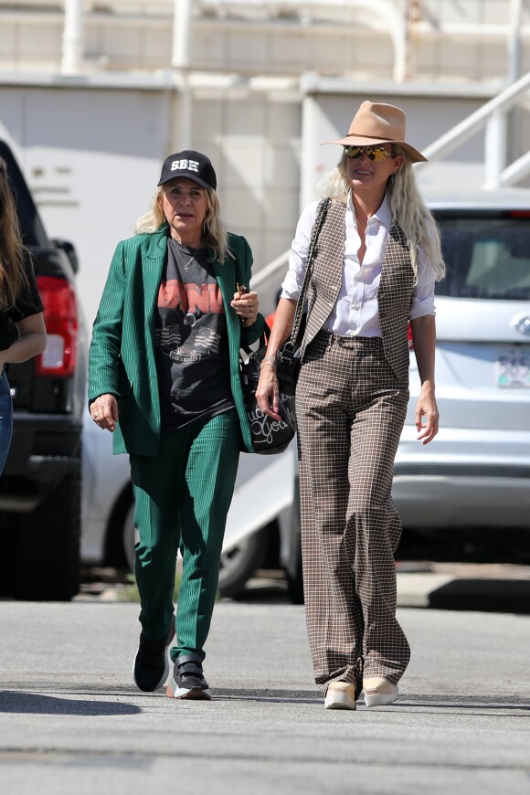Laeticia Hallyday est allée déjeuner au restaurant français "Ladurée Beverly Hills" en compagnie de sa mère Françoise Thibault et une amie Elodie Piège à Los Angeles le 15 mars 2019.