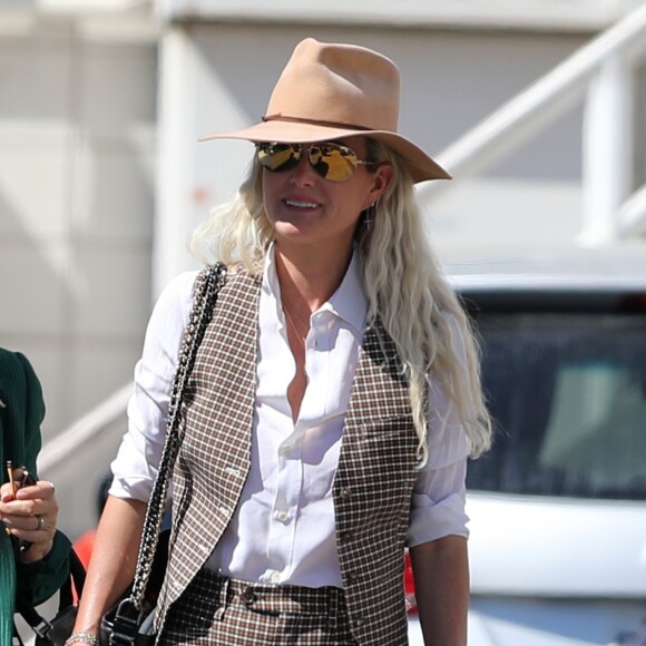 Laeticia Hallyday est allée déjeuner au restaurant français "Ladurée Beverly Hills" en compagnie de sa mère Françoise Thibault et une amie Elodie Piège à Los Angeles le 15 mars 2019.