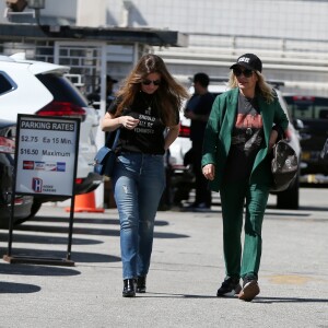 Laeticia Hallyday est allée déjeuner au restaurant français "Ladurée Beverly Hills" en compagnie de sa mère Françoise Thibault et une amie Elodie Piège à Los Angeles le 15 mars 2019.