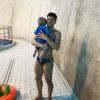 Tom Daley et son fils Robert à la piscine, à Londres. Le 6 avril 2019.