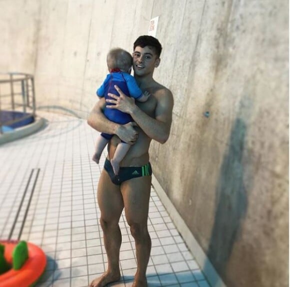 Tom Daley et son fils Robert à la piscine, à Londres. Le 6 avril 2019.