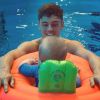 Tom Daley et son fils Robert à la piscine, à Londres. Le 30 mars 2019.