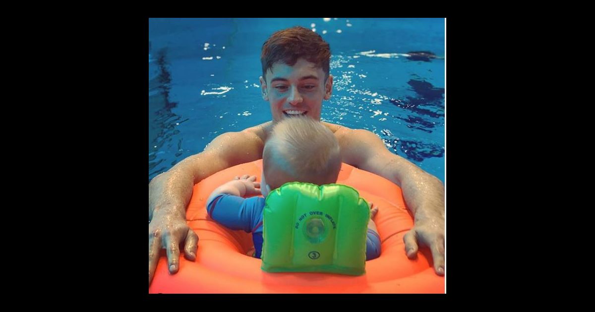 Tom Daley et son fils Robert à la piscine, à Londres. Le 30 mars 2019. - Purepeople