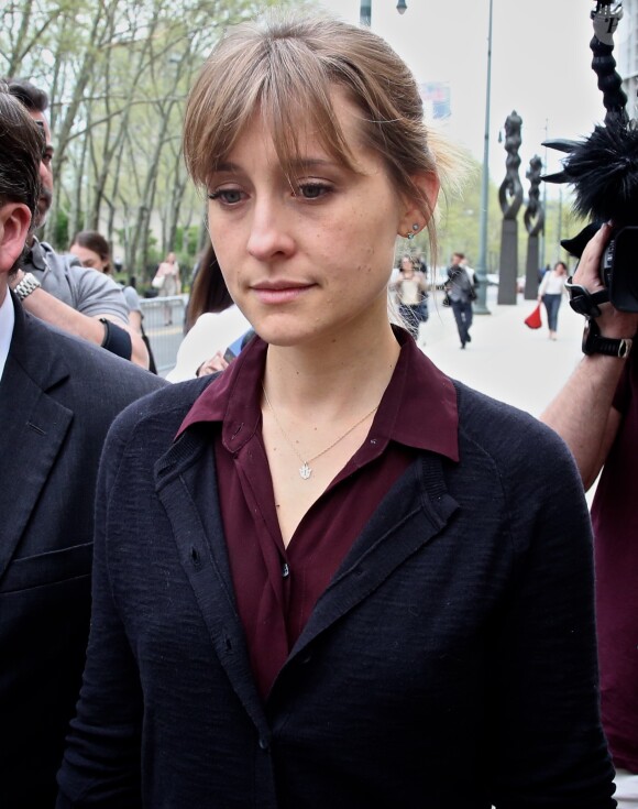 Allison Mack quittant une audience au tribunal de Brooklyn à New York le 4 mai 2018