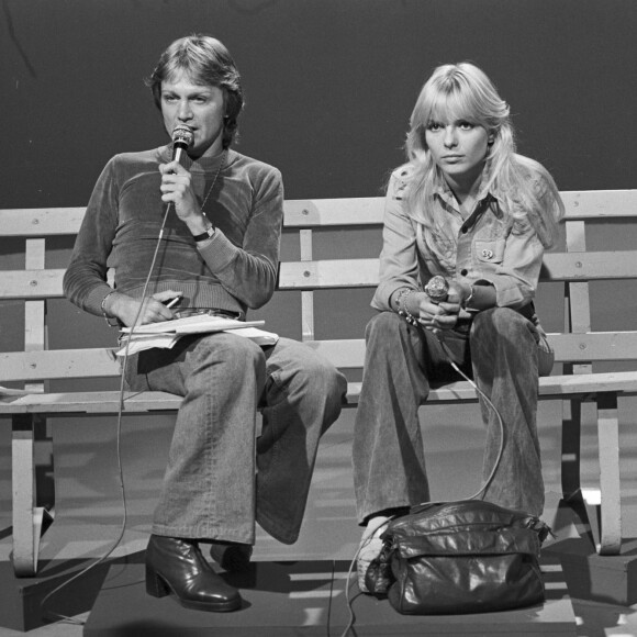 En France, à Paris, Claude François et France Gall sur un plateau de télévision le 13 septembre 1974.