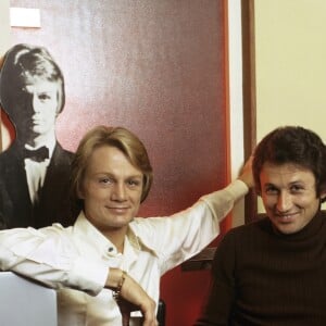 En France, à Paris, Claude François dans son hôtel particulier accompagné de Michel Drucker le 9 mars 1972.