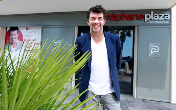 Stéphane Plaza pose devant sa nouvelle agence immobilière à Six-Fours, le 1er août 2015.