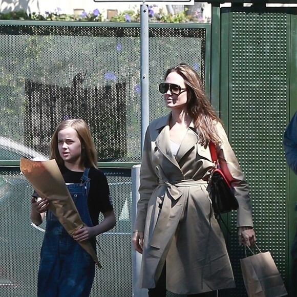 Exclusif - Angelina Jolie est allée acheter des fleurs avec sa fille Vivienne à Los Angeles, le 31 mars 2019.