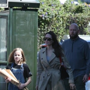 Exclusif - Angelina Jolie est allée acheter des fleurs avec sa fille Vivienne à Los Angeles, le 31 mars 2019.