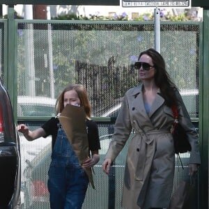 Exclusif - Angelina Jolie est allée acheter des fleurs avec sa fille Vivienne à Los Angeles, le 31 mars 2019.