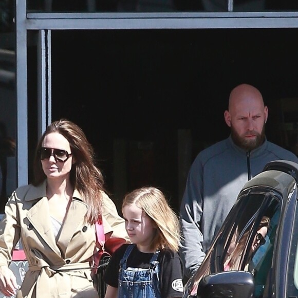 Exclusif - Angelina Jolie est allée acheter des fleurs avec sa fille Vivienne à Los Angeles, le 31 mars 2019.