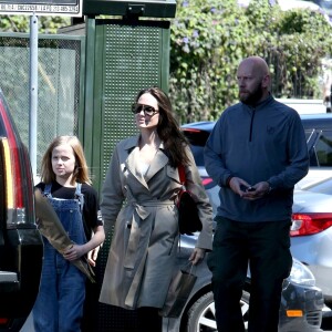 Exclusif - Angelina Jolie est allée acheter des fleurs avec sa fille Vivienne à Los Angeles, le 31 mars 2019.