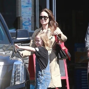 Exclusif - Angelina Jolie est allée acheter des fleurs avec sa fille Vivienne à Los Angeles, le 31 mars 2019.