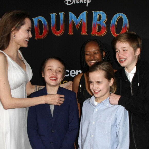 Angelina Jolie et ses enfants Zahara, Shiloh, Vivienne et Knox Jolie-Pitt à la première de Dumbo à Hollywood, Los Angeles, le 11 mars 2019.