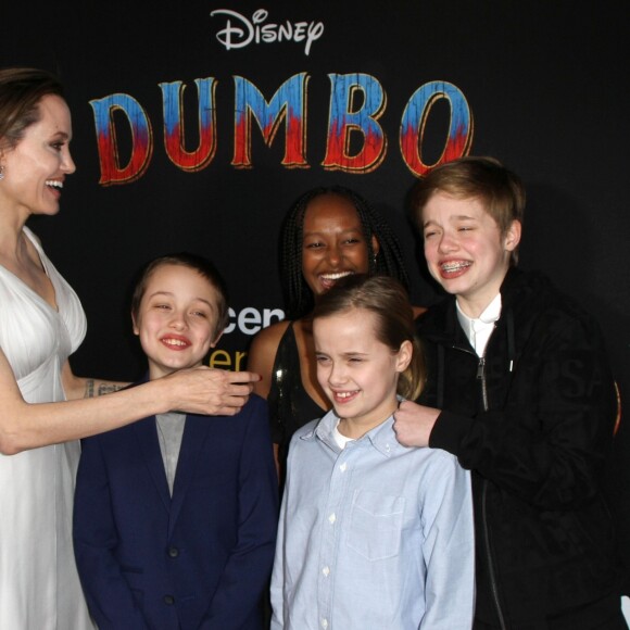Angelina Jolie et ses enfants Zahara, Shiloh, Vivienne et Knox Jolie-Pitt à la première de Dumbo à Hollywood, Los Angeles, le 11 mars 2019.