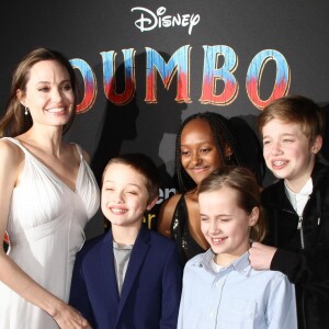 Angelina Jolie et ses enfants Zahara, Shiloh, Vivienne et Knox Jolie-Pitt à la première de Dumbo à Hollywood, Los Angeles, le 11 mars 2019.