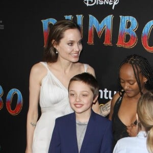 Angelina Jolie et ses enfants Zahara, Shiloh, Vivienne et Knox Jolie-Pitt à la première de Dumbo à Hollywood, Los Angeles, le 11 mars 2019.