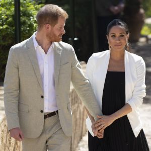 Le prince Harry, duc de Sussex, et Meghan Markle, duchesse de Sussex, enceinte, rencontrent des artisans marocains dans un parc avec des plantes exotique à Rabat, Maroc le 25 février 2019.