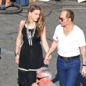 Johnny Depp échange un baiser avec sa fiancée Amber Heard sur le tournage du film "Black Mass" à Boston, le 2 juin 2014.