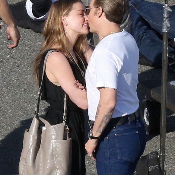 Johnny Depp échange un baiser avec sa fiancée Amber Heard sur le tournage du film "Black Mass" à Boston, le 2 juin 2014.