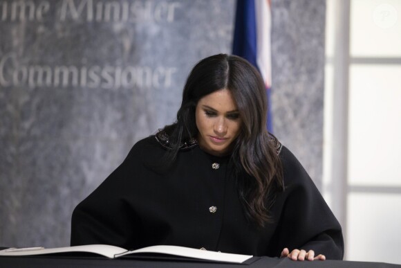 Meghan Markle, duchesse de Sussex, vient signer le livre des condoléances à New Zealand House à Londres le 19 mars 2019.