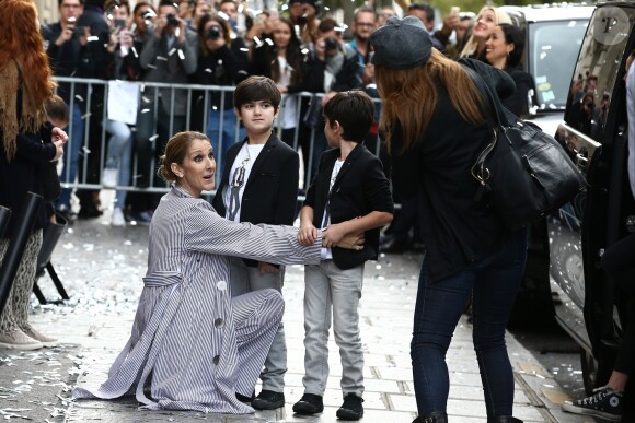 Eddy et Nelson Angelil - Celine Dion quitte l'hôtel Royal Monceau avec ses enfants et va prendre un jet privé au Bourget, le 10 août 2017.